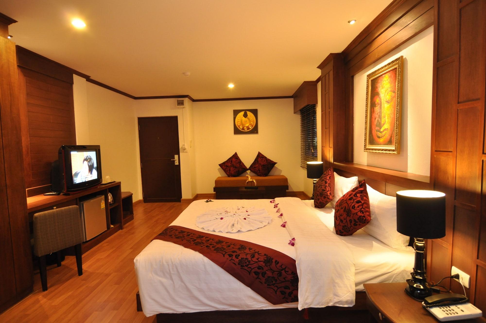 Hemingway'S Hotel Patong Exterior foto