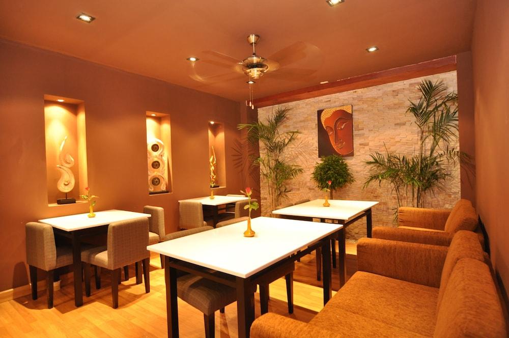 Hemingway'S Hotel Patong Exterior foto