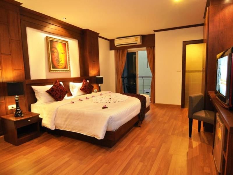 Hemingway'S Hotel Patong Exterior foto