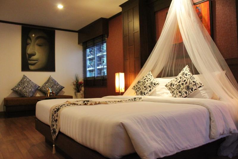 Hemingway'S Hotel Patong Exterior foto